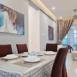 Walking Distance To Mount Austin - 6 Pax Newly Renovated