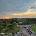 Walking Distance To Mount Austin - 6 Pax Newly Renovated