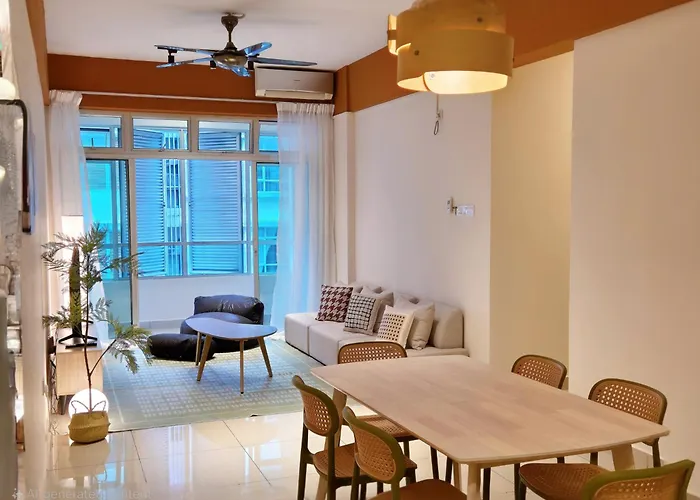 Walking Distance To Mount Austin - 6 Pax Newly Renovated