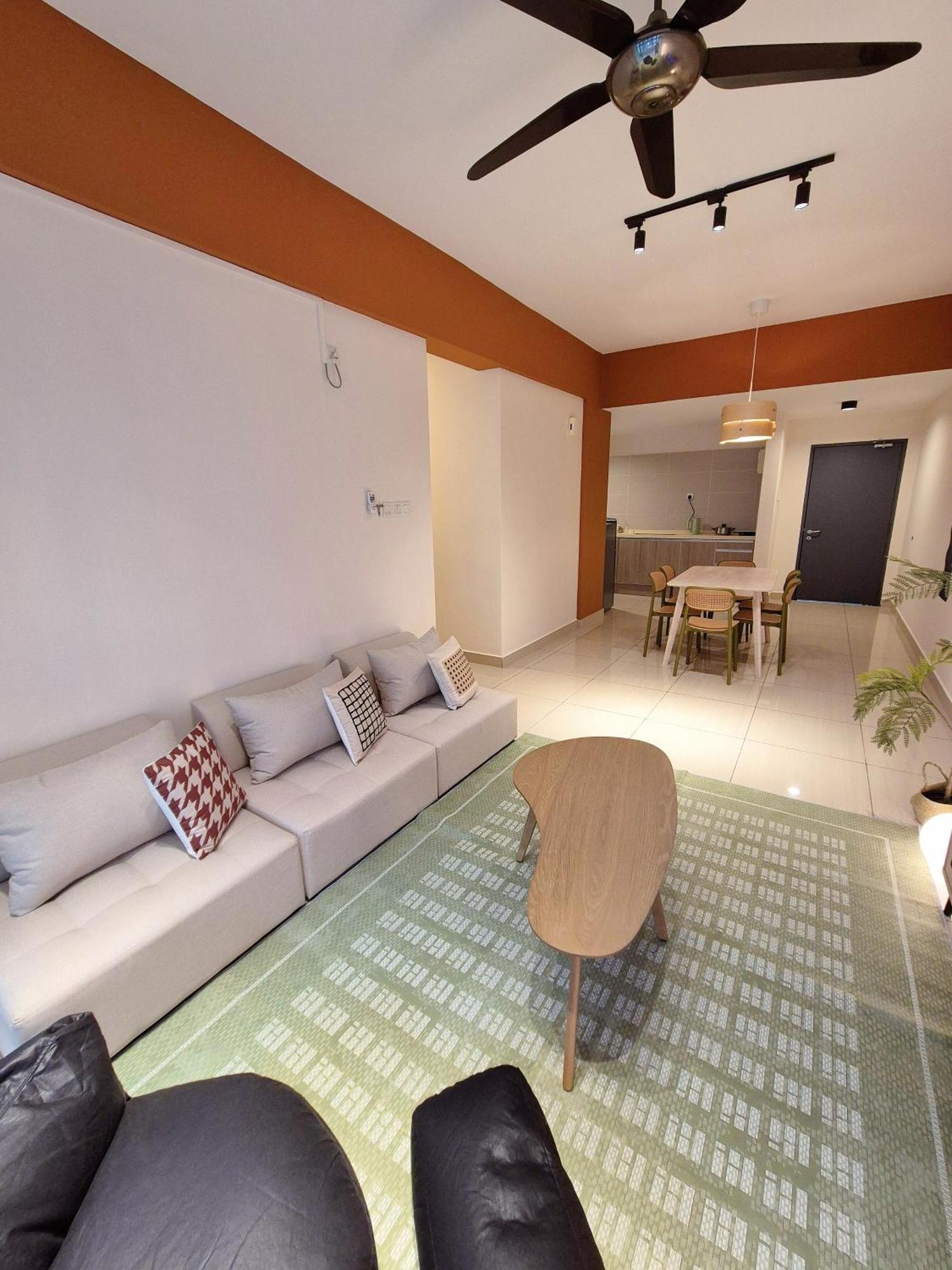 Walking Distance To Mount Austin - 6 Pax Newly Renovated Pangsapuri Johor Bahru