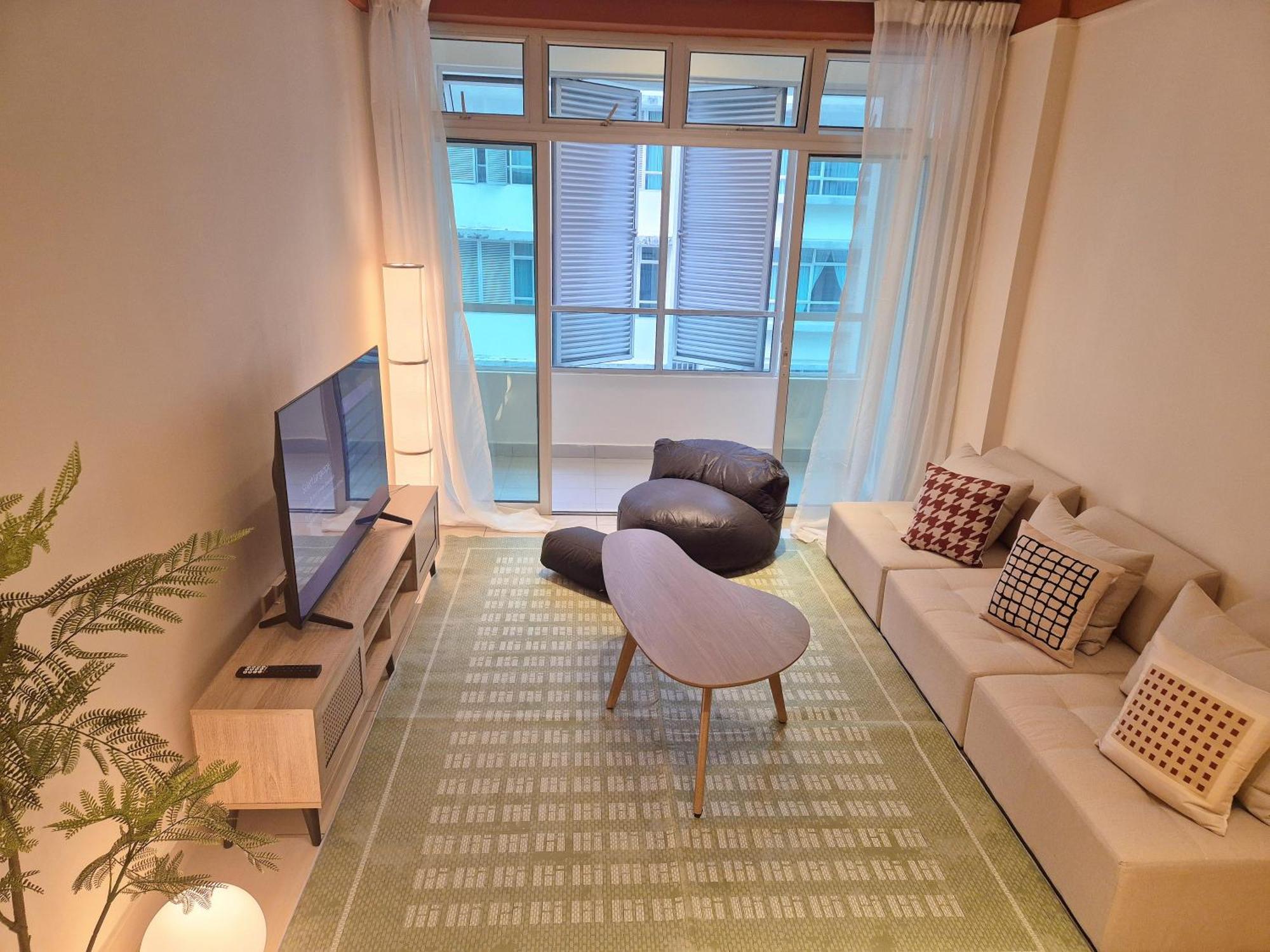 Walking Distance To Mount Austin - 6 Pax Newly Renovated *