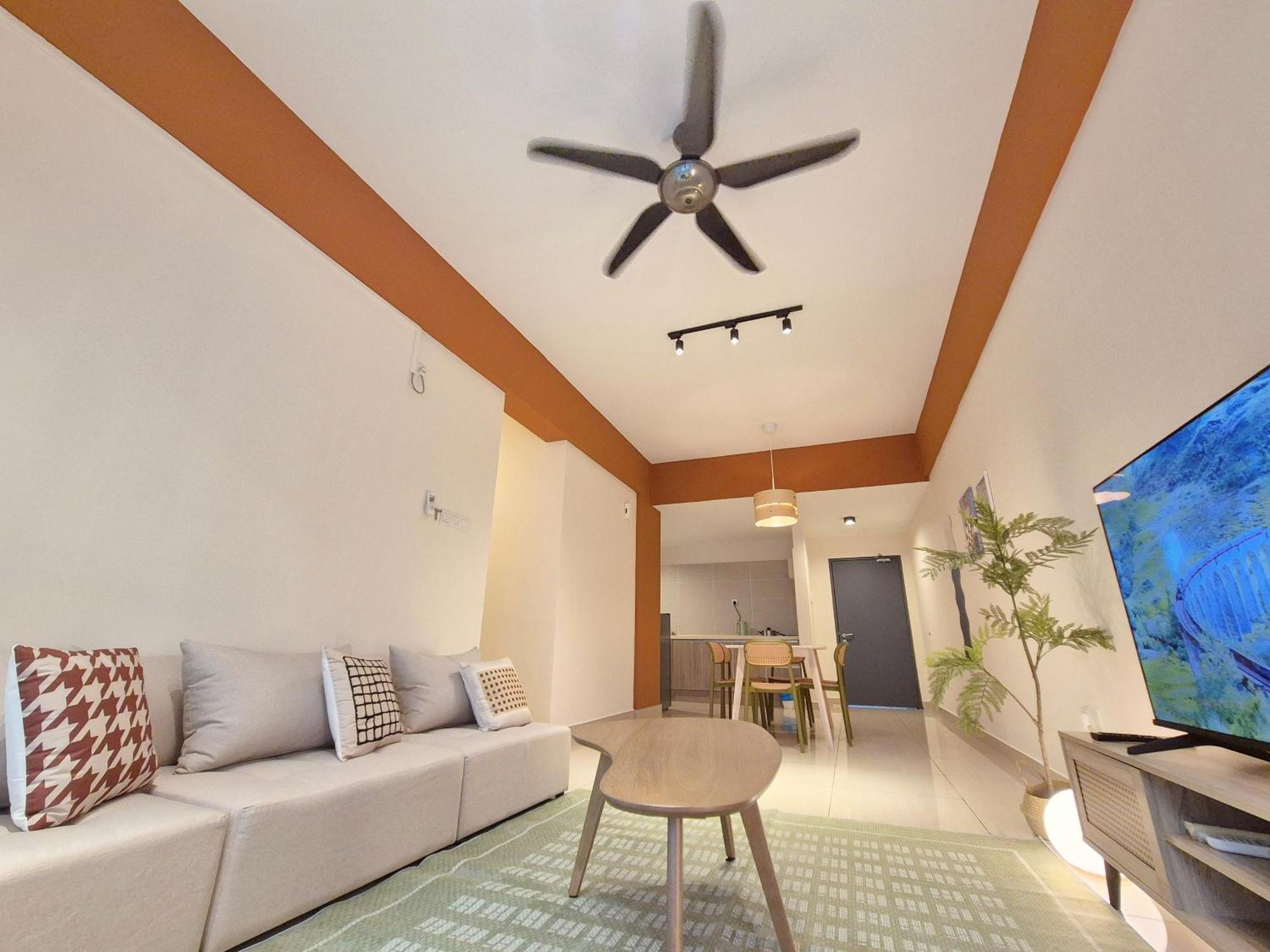 Walking Distance To Mount Austin - 6 Pax Newly Renovated Pangsapuri *