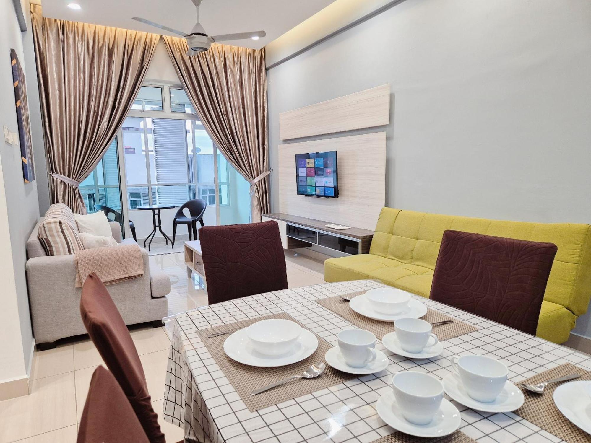 Walking Distance To Mount Austin - 6 Pax Newly Renovated