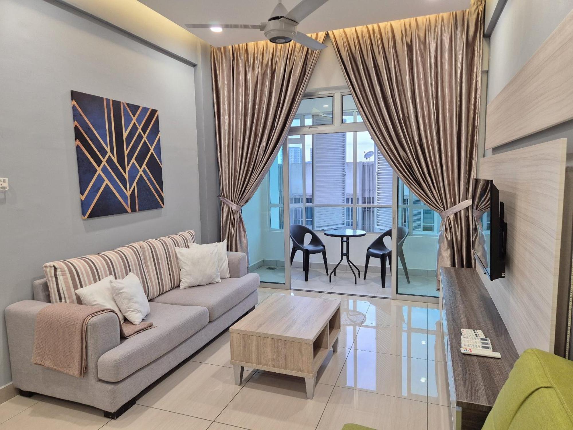 Walking Distance To Mount Austin - 6 Pax Newly Renovated Pangsapuri Johor Bahru