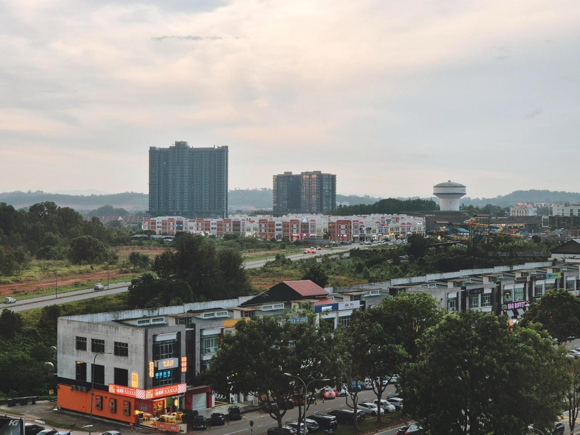 Pangsapuri Walking Distance To Mount Austin - 6 Pax Newly Renovated