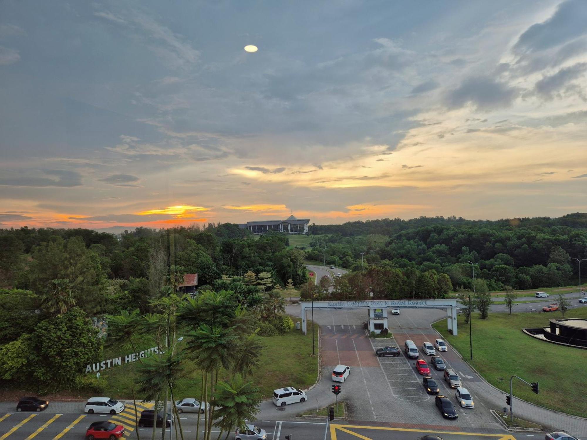 Walking Distance To Mount Austin - 6 Pax Newly Renovated Pangsapuri *