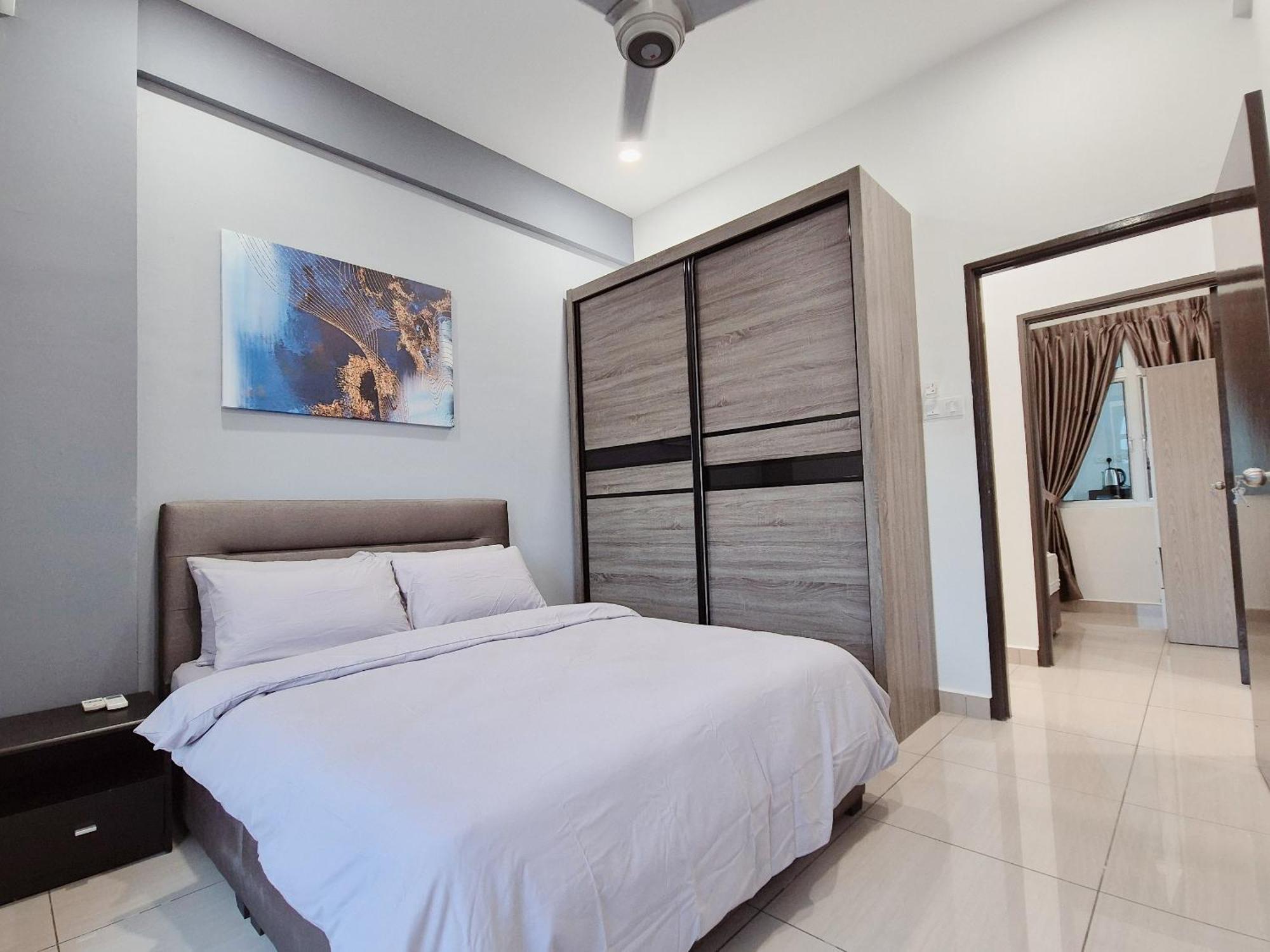 Walking Distance To Mount Austin - 6 Pax Newly Renovated * Johor Bahru