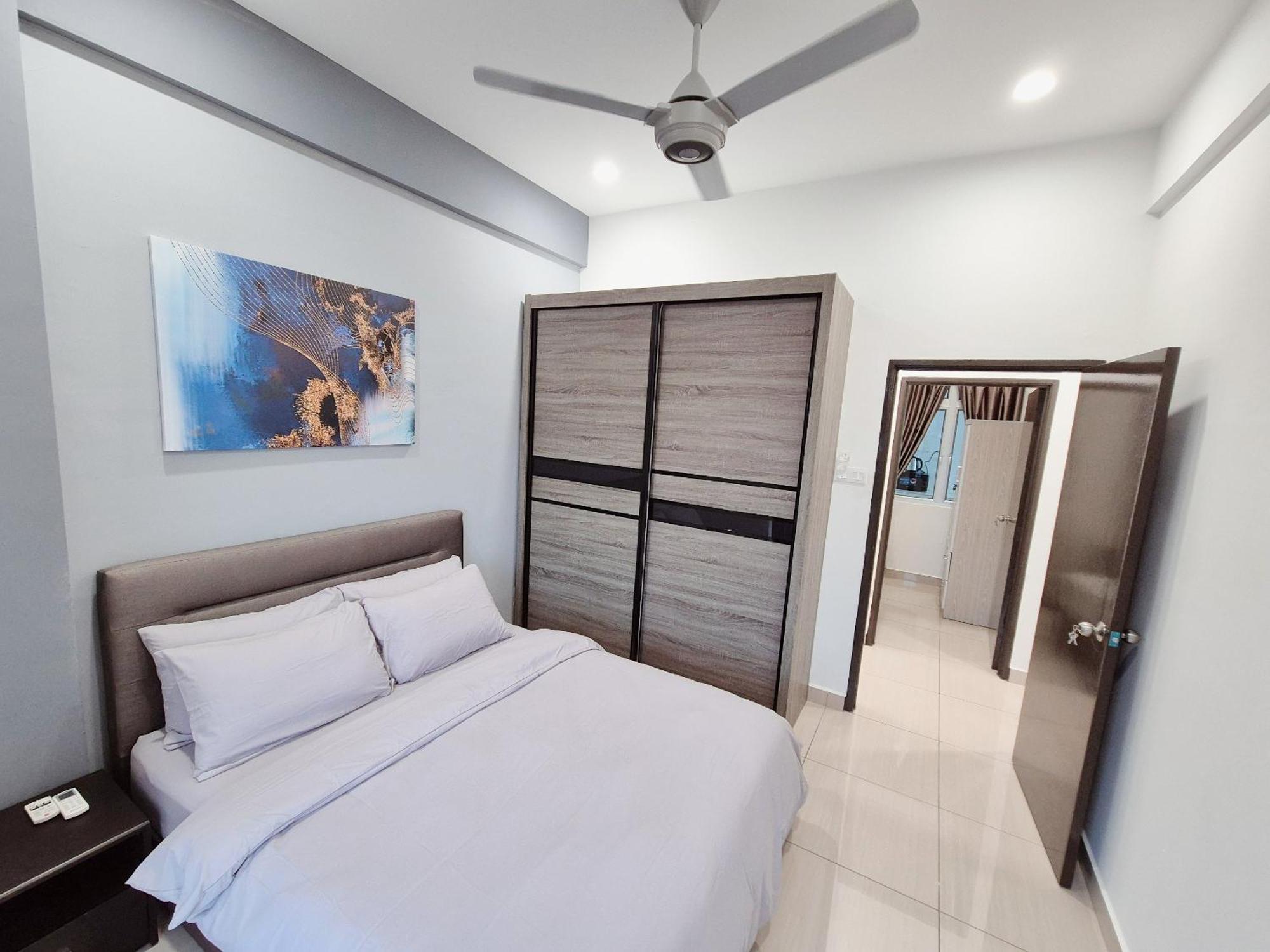 Walking Distance To Mount Austin - 6 Pax Newly Renovated * Johor Bahru